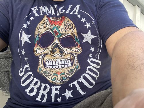 Customer photo review of Familia Sobre Todo Vintage OG T-Shirt