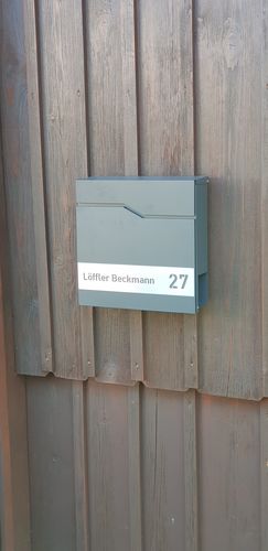 Customer photo review of AlbersDesign Briefkasten B7 anthrazit (RAL7016) personalisiert mit Edelstahl-Schild