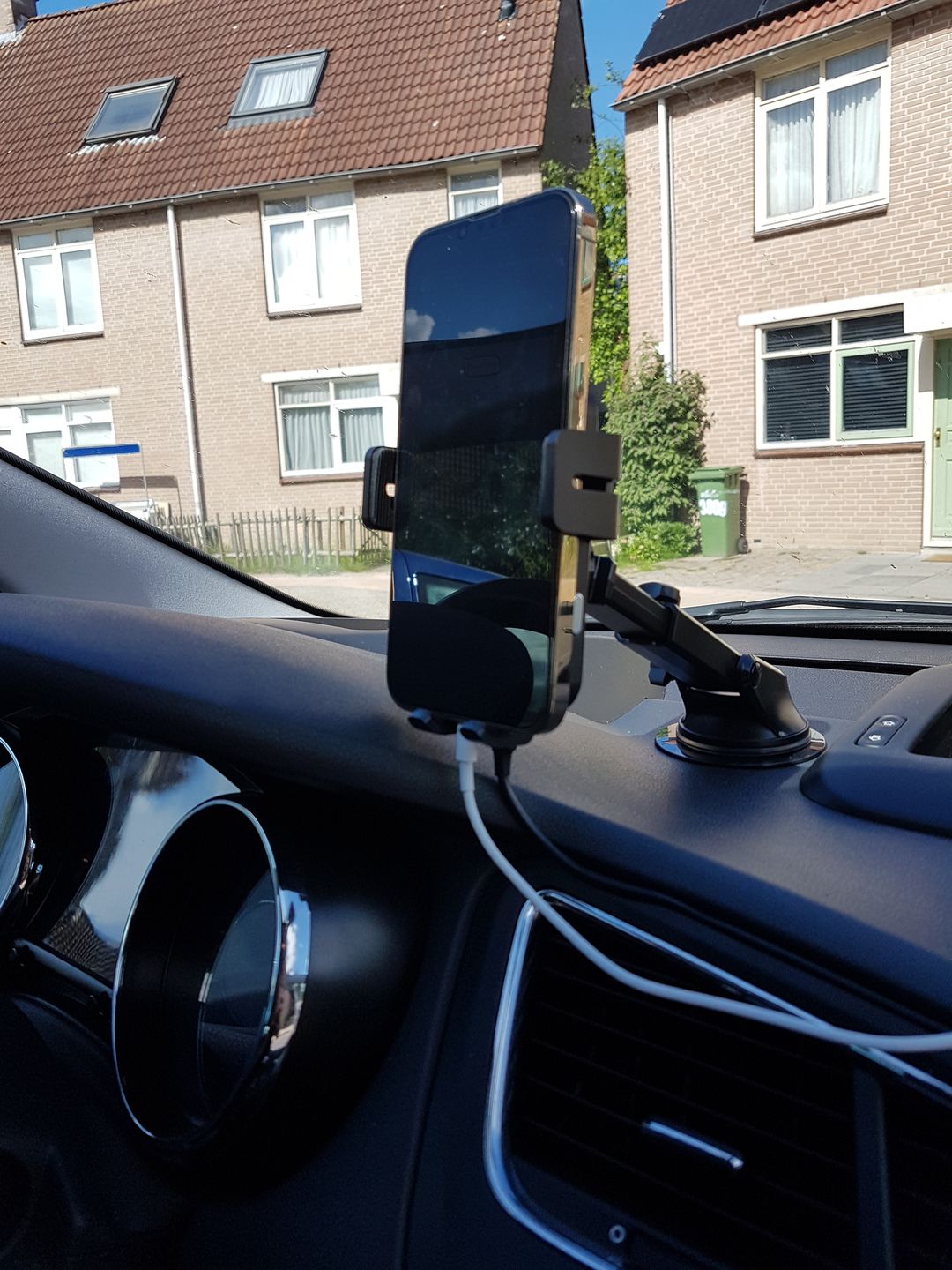 Customer photo review of Wegman Telefoonhouder met QI Draadloze Oplader Auto (15W autolader) - Ventilatierooster, Raam, Dashboard - Magsafe