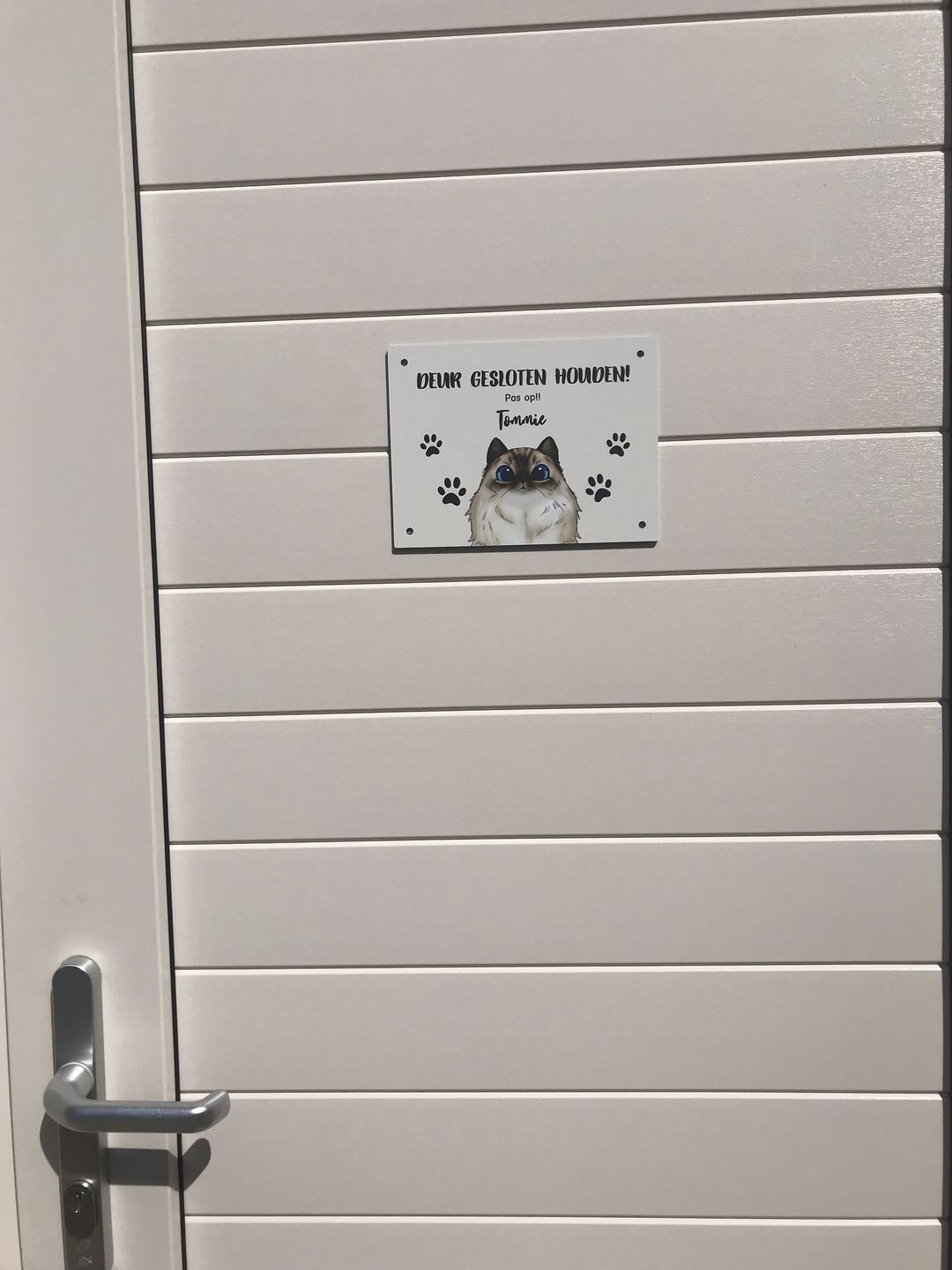 Customer photo review of Nieuwsgierige katten - Gepersonaliseerde deurbord
