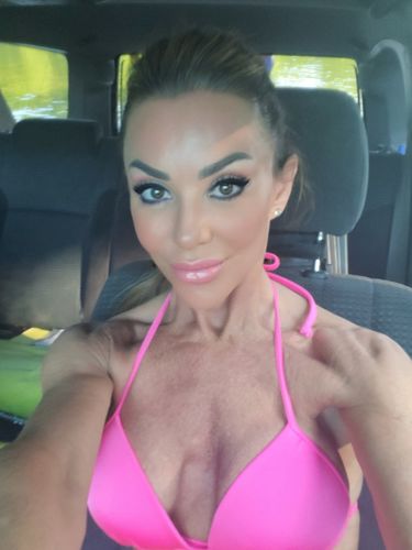 Customer photo review of The Signature Eyeshadow Palette