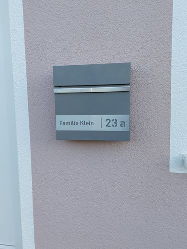 Customer photo review of AlbersDesign Briefkasten B3 in Graualuminium (RAL9007) personalisiert mit Edelstahlschild