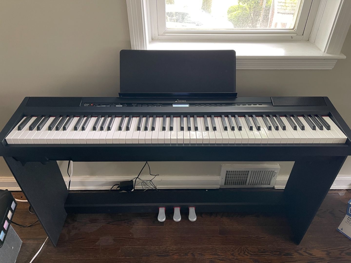 Customer photo review of Donner DEP-20 88 touches lestées Clavier de Piano numériques   avec support et 3 pédale