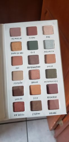 Customer photo review of YUYA Set de sombras 18 colores - "METAMORFOSIS"