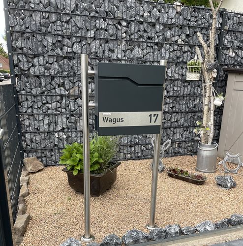 Customer photo review of AlbersDesign Briefkasten B7 anthrazit (RAL7016) personalisiert mit Edelstahl-Schild