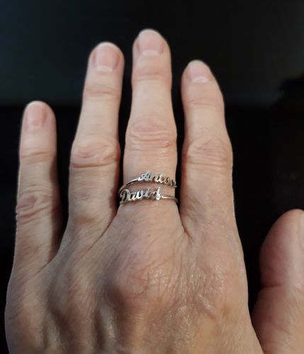 Customer photo review of LOANYA Ring mit zwei personalisierten Namen