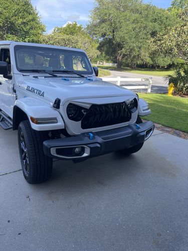 Customer photo review of Shark Grille - White & Black for 18-22 Jeep Wrangler JL & Gladiator JT