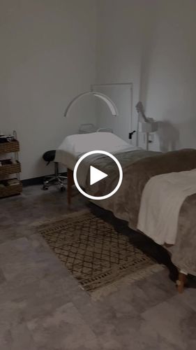 Customer video review of CosmoGlo Light + Phone Clip