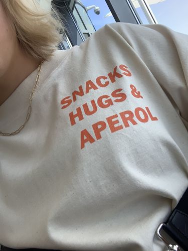 Customer photo review of SNACKS HUGS APEROL - Premium Shirt Oversize
