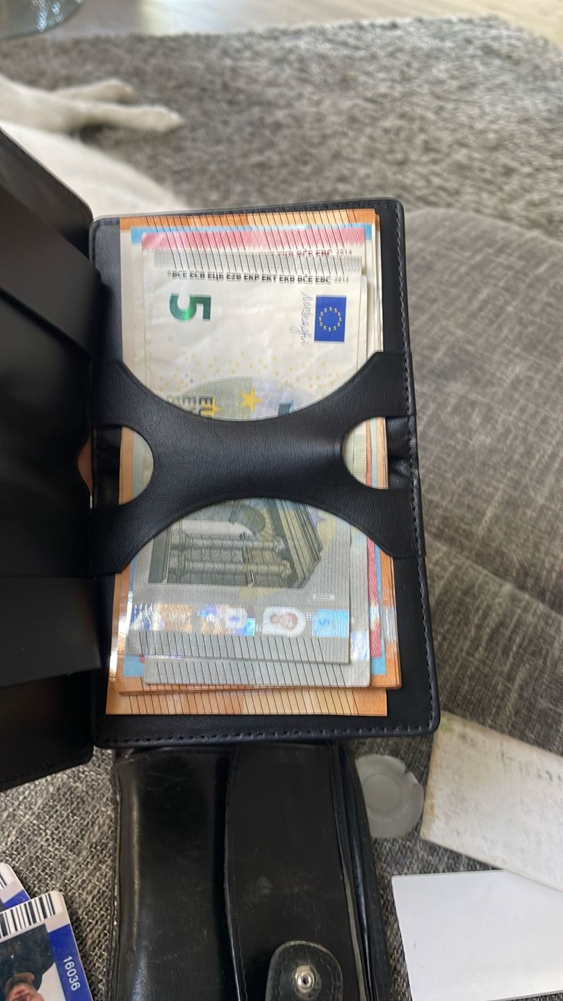 Customer photo review of Flapstar AirTag-Edition Magic Wallet with coin pocket