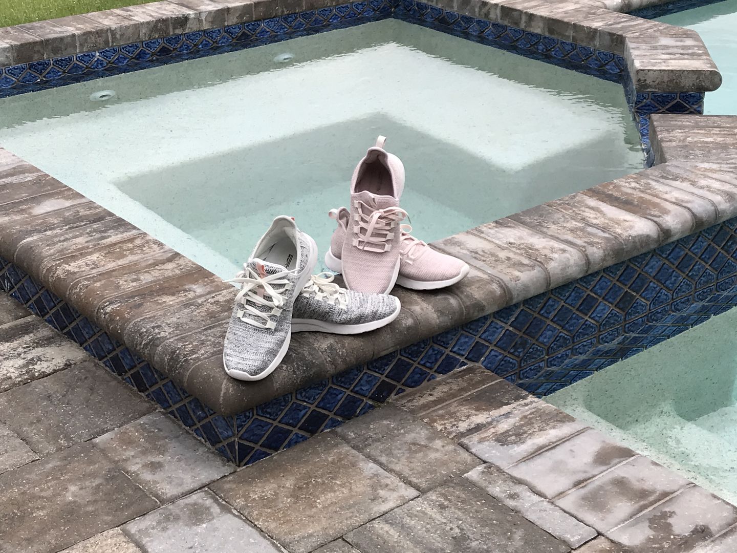 Customer photo review of Aleader Women's Energy Cloud X Sneakers