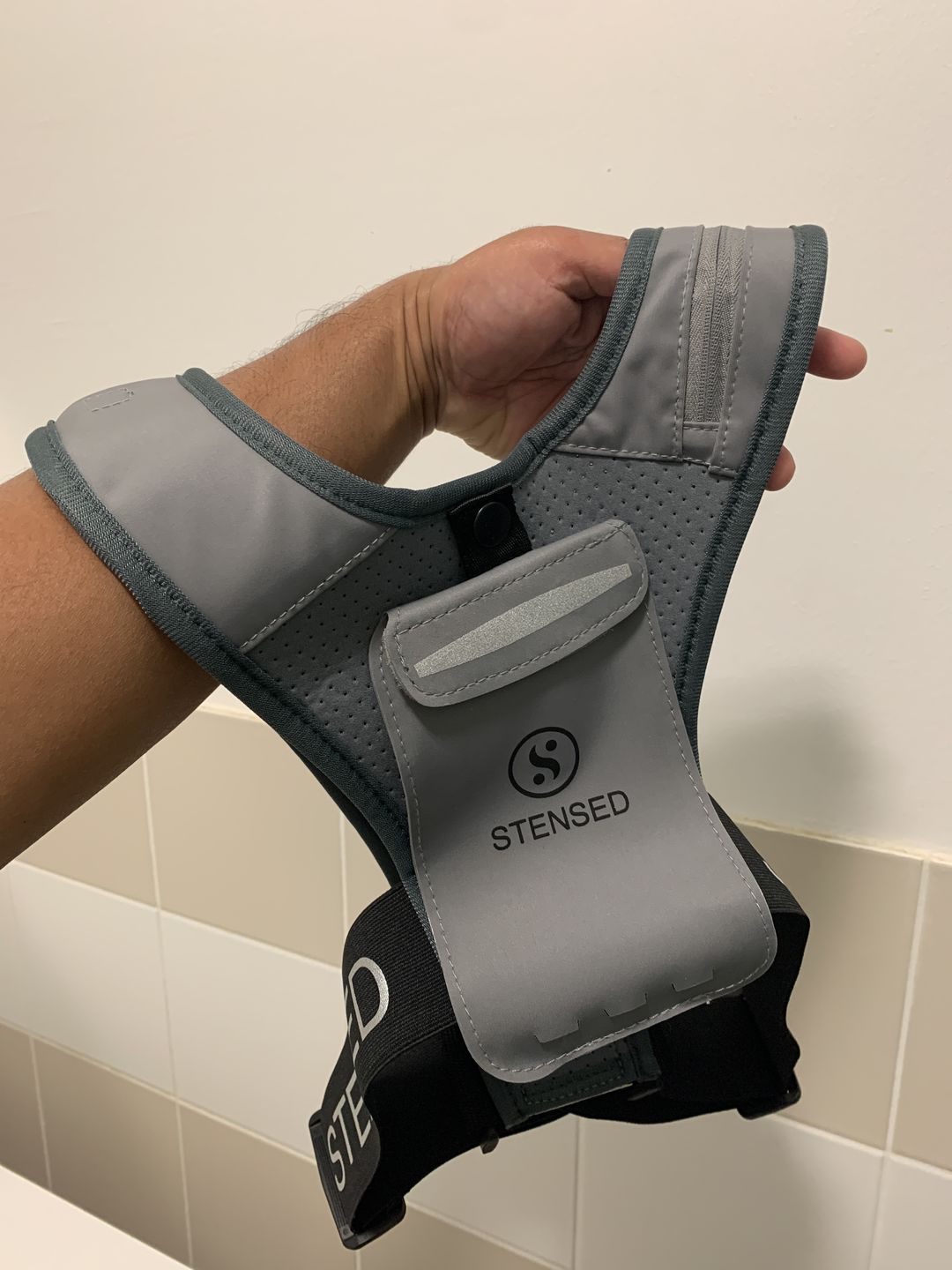 Customer photo review of Gilet STENSED de course à pied et d'entraînement avec support de téléphone.