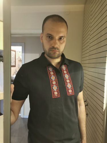 Customer photo review of Мъжка тениска с яка бродирана с шевица "Пазител"