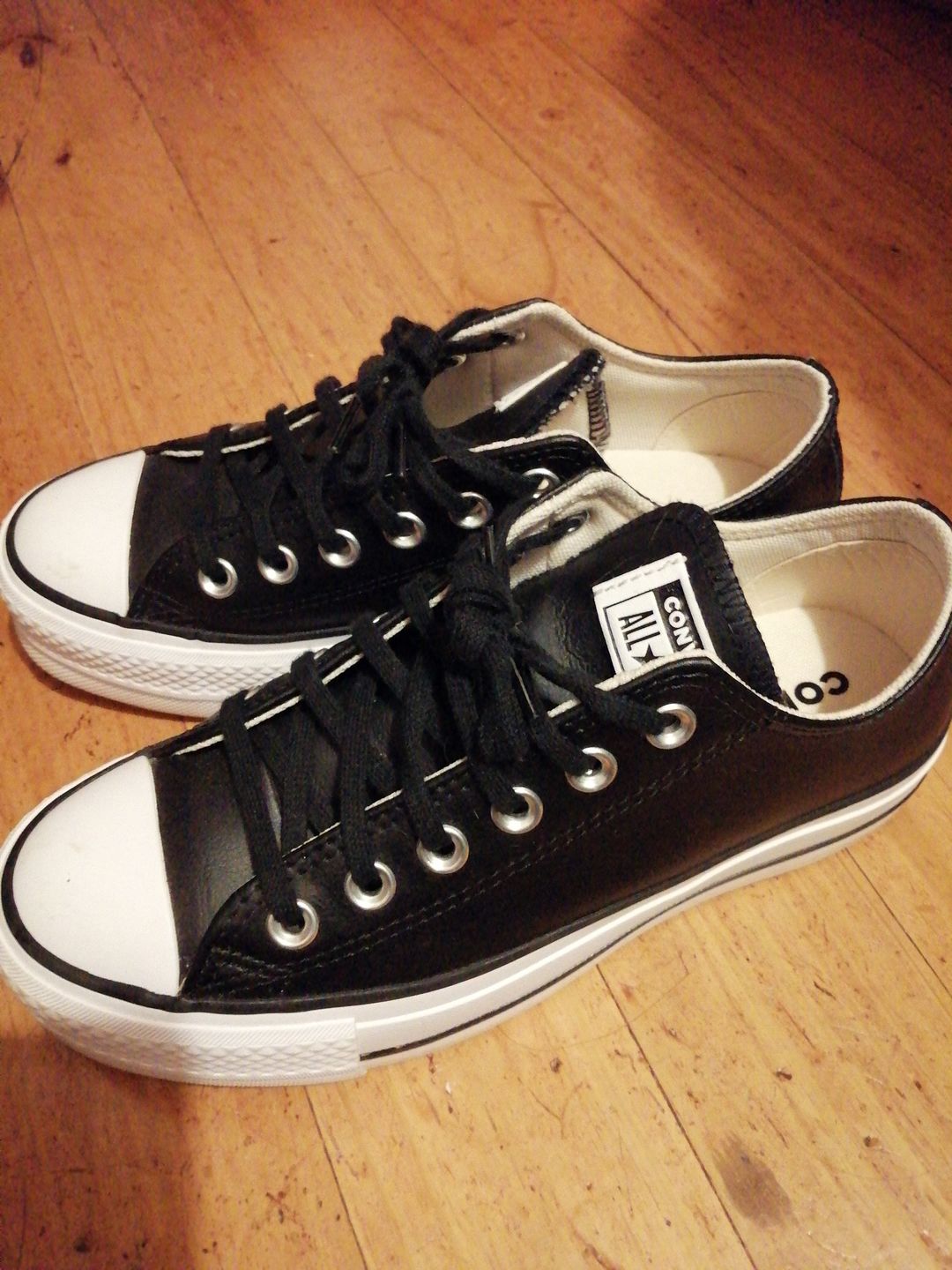 Customer photo review of Zapatilla Converse Chuck Taylor Plataforma Cuero Mujer Negro