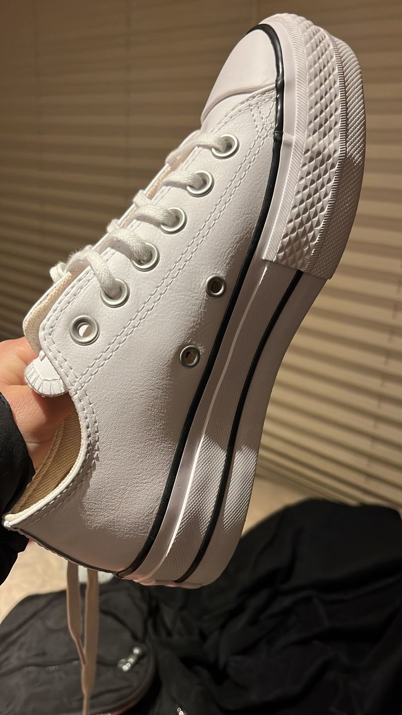Customer photo review of Zapatilla Converse Chuck T. Plataforma Cuero Mujer Blanco