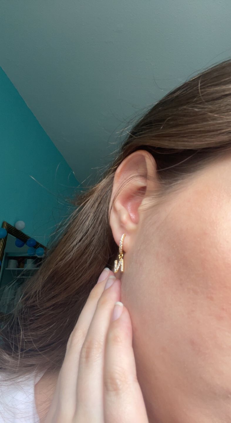 Customer photo review of Letter Ohrringe | 18K vergoldet