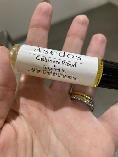 Customer photo review of CASHMERE WOOD PERFUME OIL
