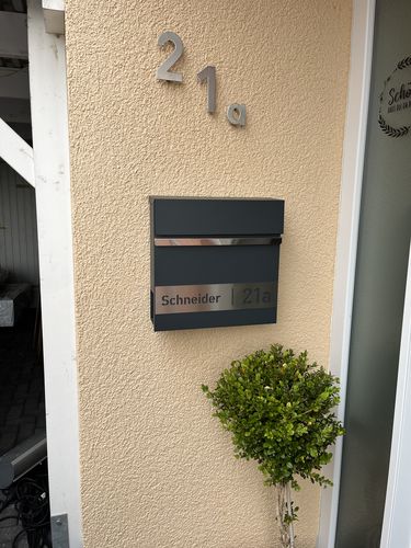 Customer photo review of AlbersDesign Briefkasten B3 anthrazit (RAL7016) personalisiert mit Edelstahlschild