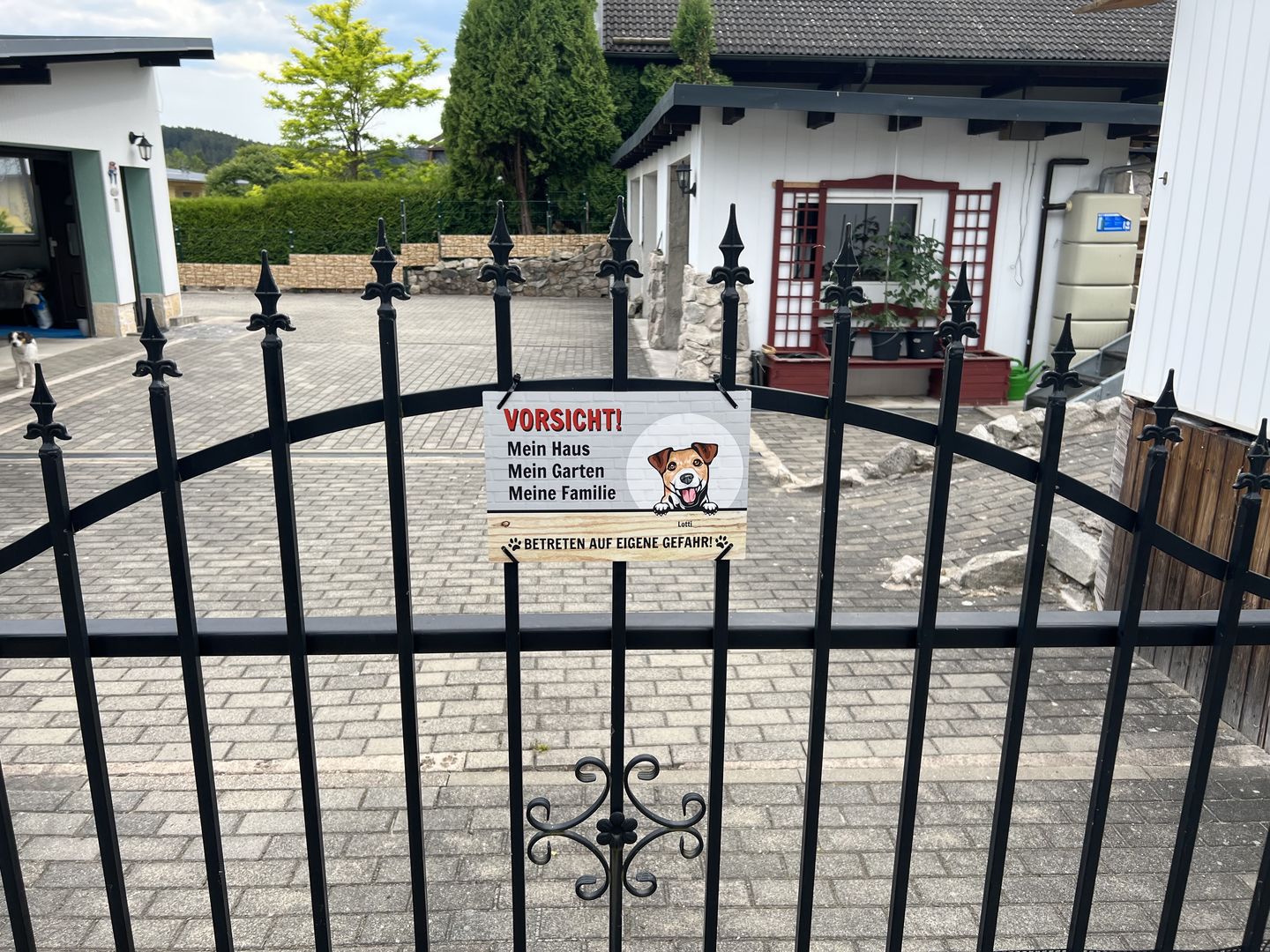 Customer photo review of Vorsicht - Individuelles Gartenschild