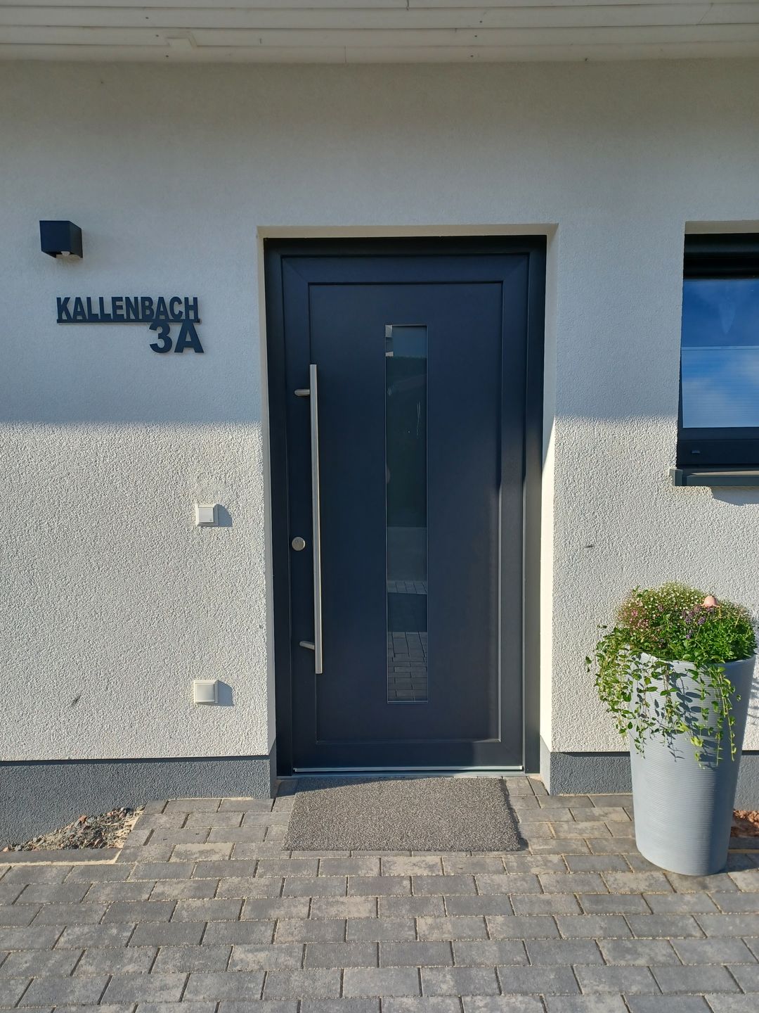 Customer photo review of Hausnummer-Türschild Simple mit Familiennamen aus edlem Stahl (personalisierbar)