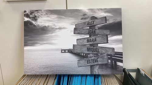 Customer photo review of Lienzo Muelle de Madera con Nombres Personalizados