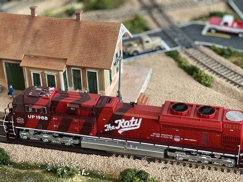 Customer photo review of Athearn HO G2 SD70ACe, UP/MKT/Heritage Repainted #1988