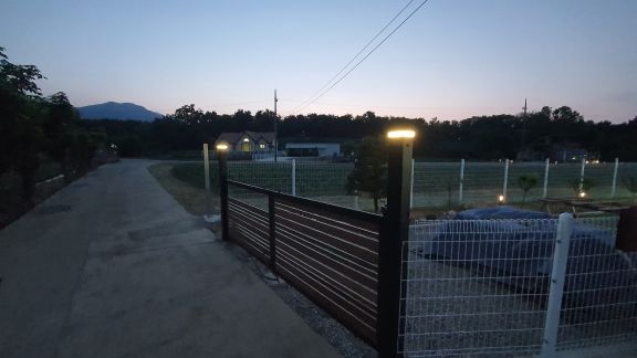 Customer photo review of TSUN 5x5 inch Solar Post Lights Three-Color Switch