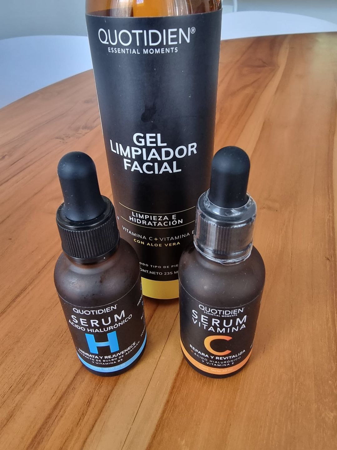 Customer photo review of Kit Rostro Perfecto (19% OFF) - Limpiador Facial 235ml + Serum de Vitamina C 30ml + Serum de Ácido Hialurónico 30ml
