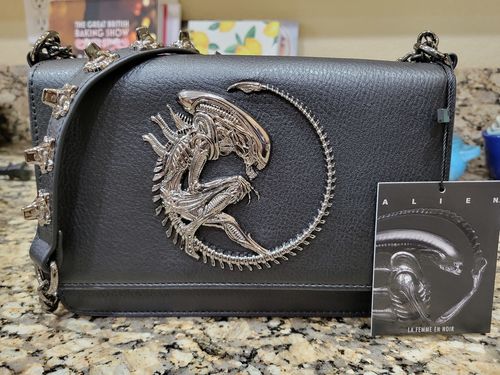 Customer photo review of ALIEN Xenomorph Shoulder/Crossbody Bag