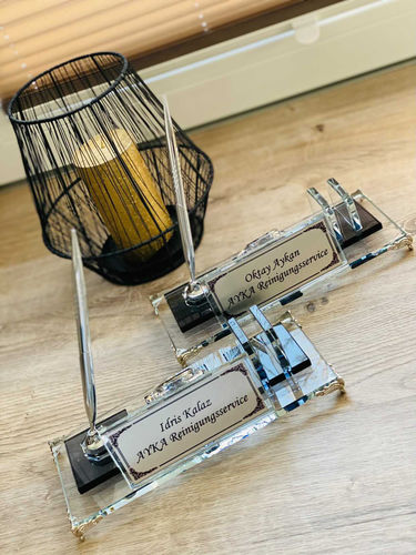 Customer photo review of Schreibtisch Namensaufsteller aus Glas mit Uhr und Stift Halter