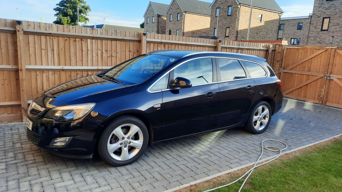 Customer photo review of EZ Blue Vision FishScale Window & Glass Cloth 16x16"