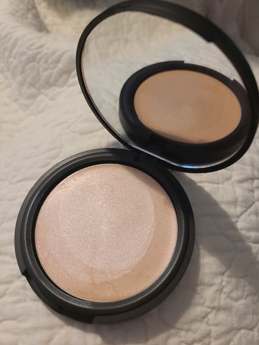 Customer photo review of Sheer Glow Highlighter Platinum Glow