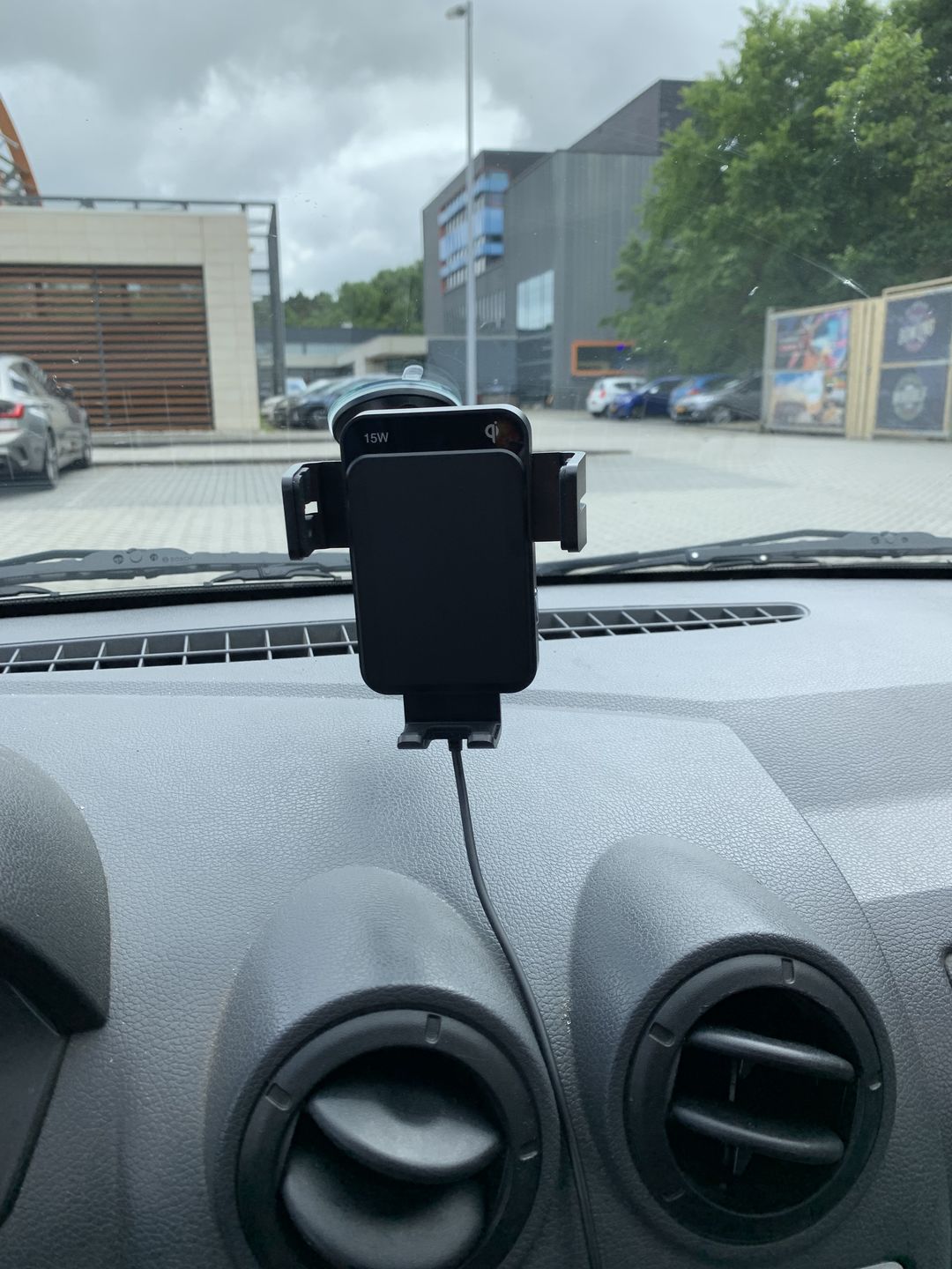 Customer photo review of Wegman Telefoonhouder met QI Draadloze Oplader Auto (15W autolader) - Ventilatierooster, Raam, Dashboard - Magsafe