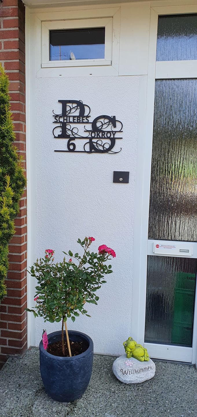 Customer photo review of Hausnummern-Monogramm zweizeilig mit Namensinitialien und kompletten Vor-und Nachnamen (personalisierbar)