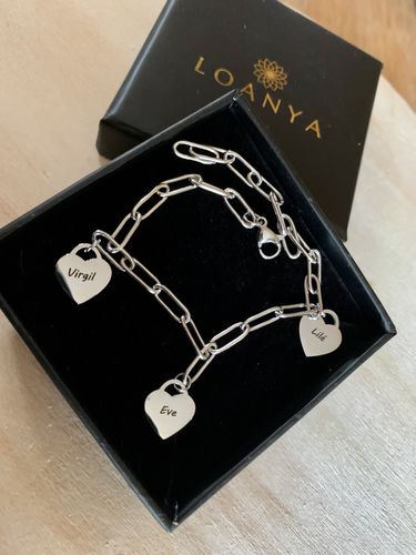 Customer photo review of Bracelet LOANYA avec pendentifs cœur personnalisés