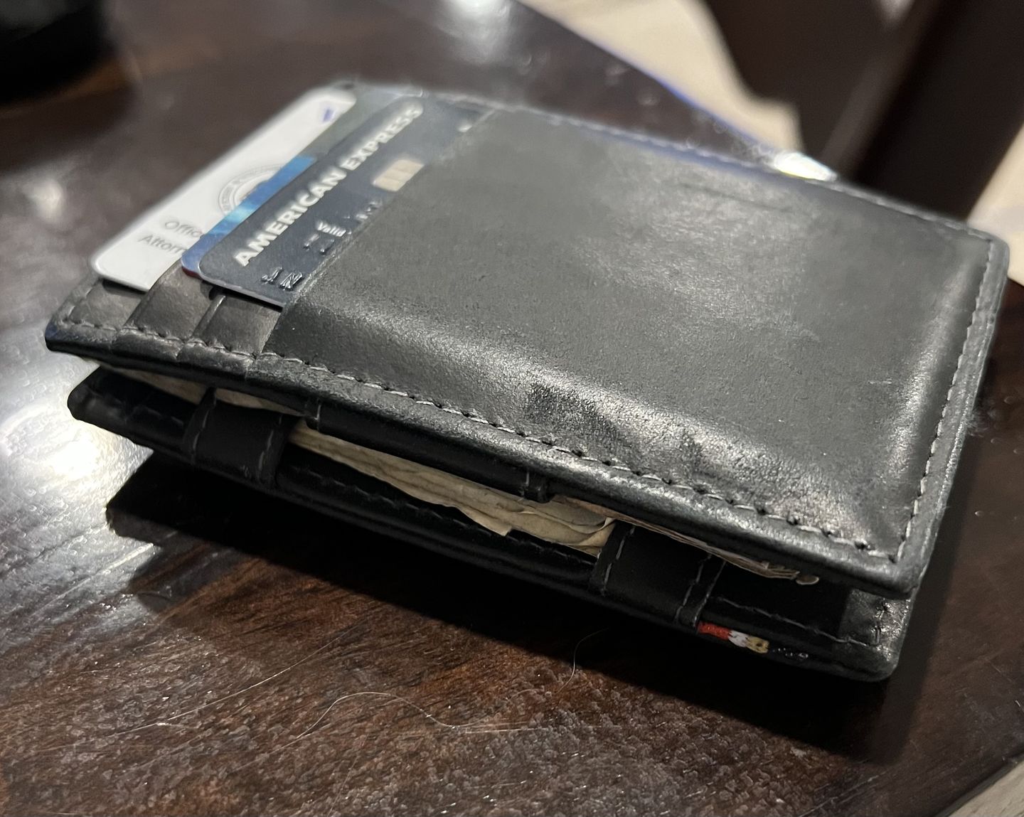 Customer photo review of Essenziale Magic Wallet