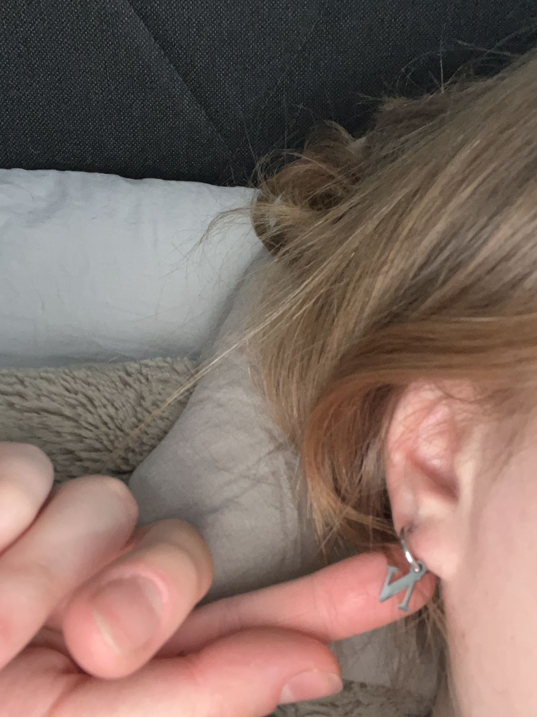 Customer photo review of Simple Letter Ohrring | 18K vergoldet