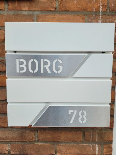 Customer photo review of AlbersDesign Briefkasten B1 weiß (RAL9003) personalisiert mit Edelstahl-Schildern