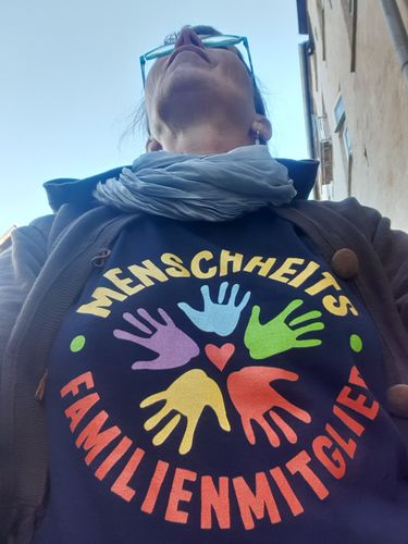 Customer photo review of PREMIUM SHIRT MÄDELS • MENSCHHEITSFAMILIENMITGLIED