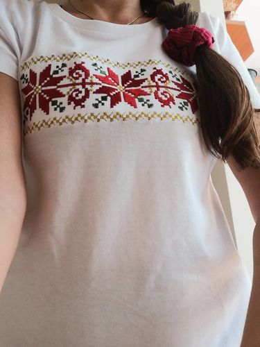 Customer photo review of Дамска вталена тениска бродирана със "Златна" шевица "Канатица"