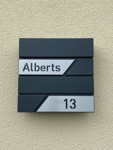 Customer photo review of AlbersDesign Briefkasten B1 anthrazit (RAL7016) personalisiert mit Edelstahl-Schildern