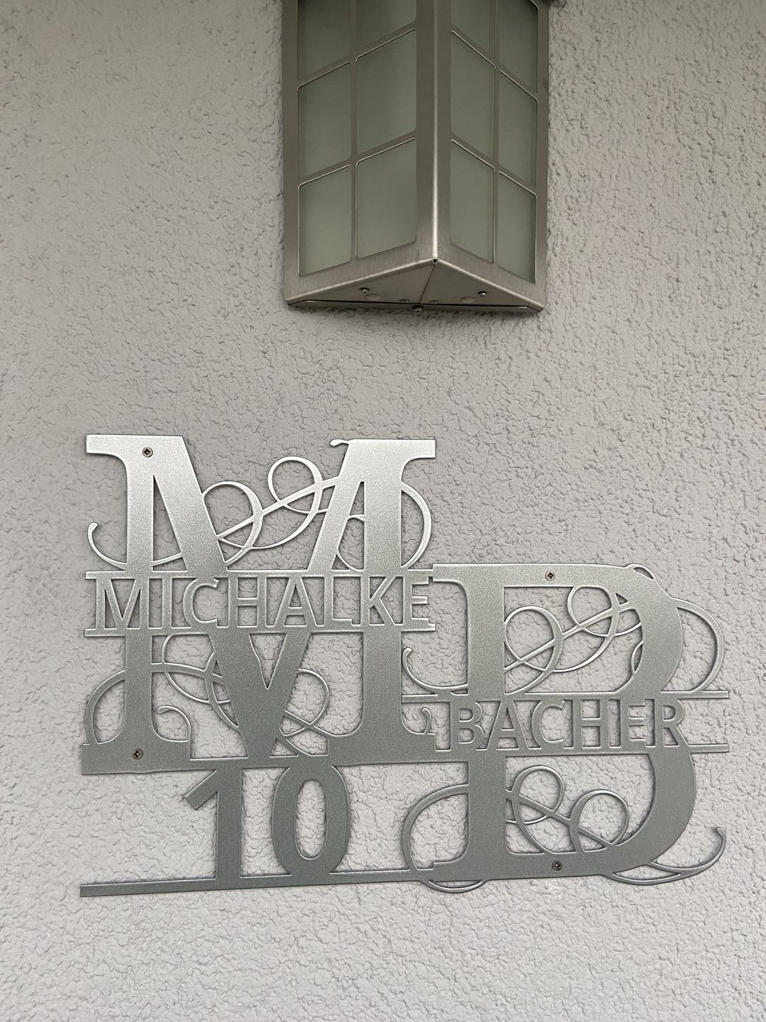 Customer photo review of Hausnummern-Monogramm zweizeilig mit Namensinitialien und kompletten Vor-und Nachnamen (personalisierbar)