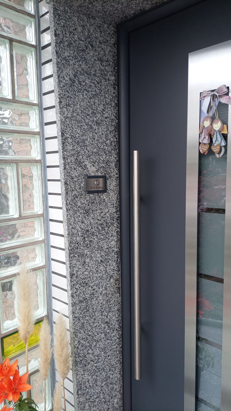 Customer photo review of AlbersDesign personalisierte Edelstahl-Klingel K5 mit 3D-Effekt in anthrazit (RAL7016)