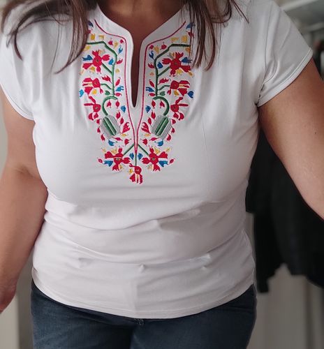 Customer photo review of Дамска тениска с V-деколте бродирана с шевица "Дърво на живота"