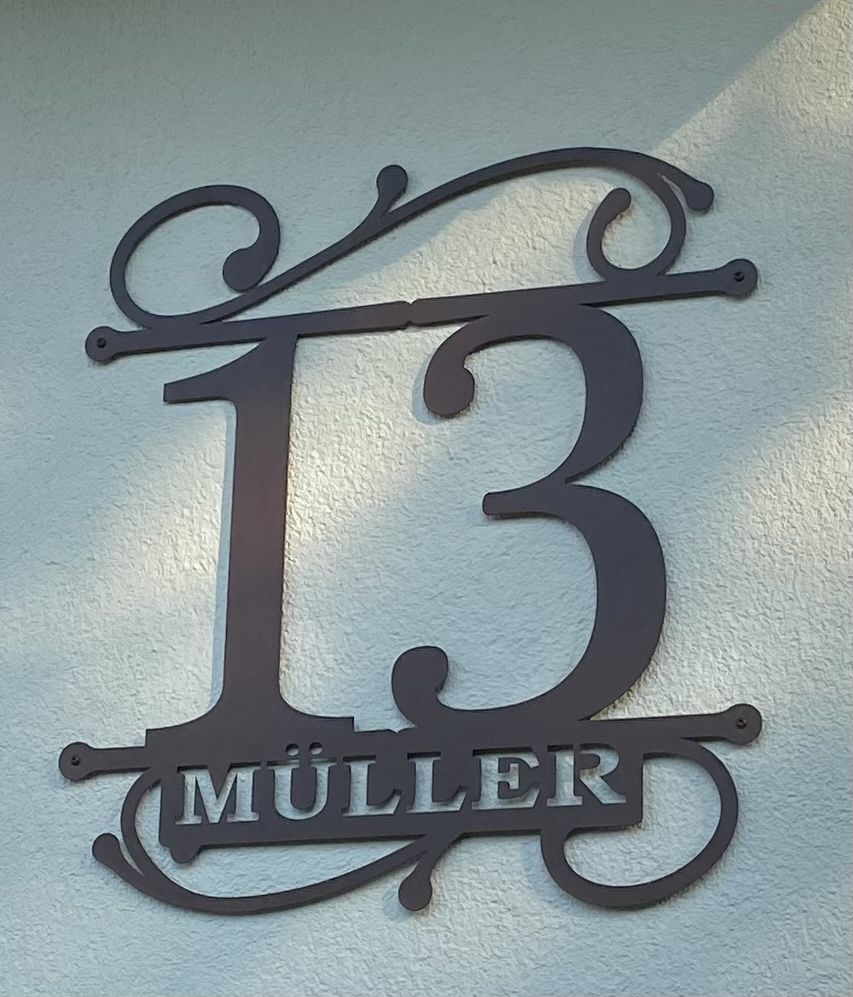 Customer photo review of Hausnummer Türschild mit Ornament und Familiennamen aus edlem Stahl