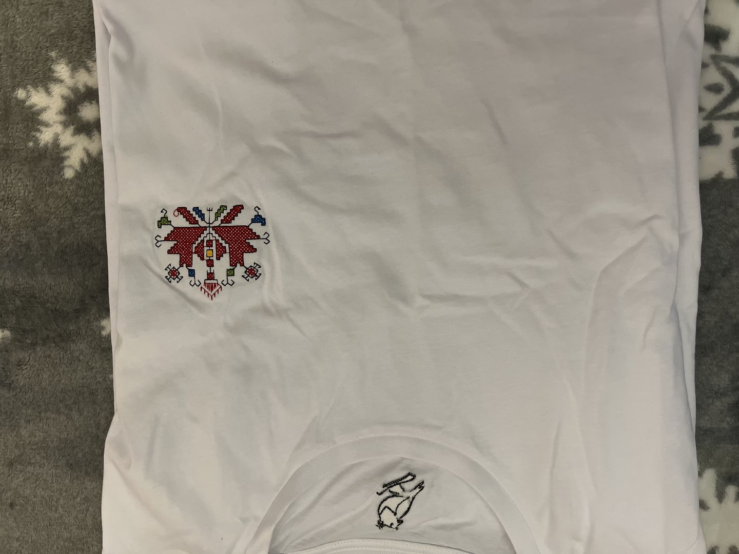 Customer photo review of Тениска бродирана с детайл от шевица "Аз съм"