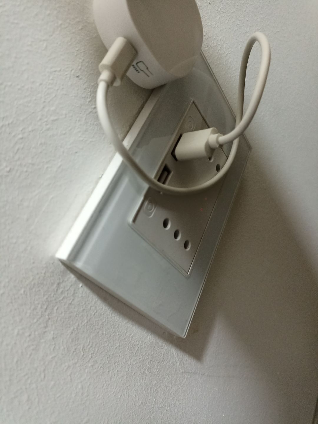 Customer photo review of Tomacorriente Enchufe USB de pared Wifi