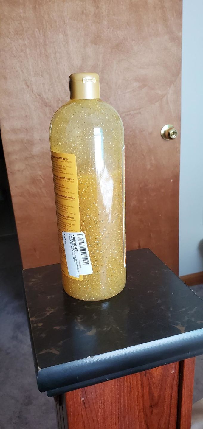Customer photo review of Fair & White Gold Exfoliating Shower Gel scrub NEW - Invigorates skin - 940ml / 31.8 fl oz