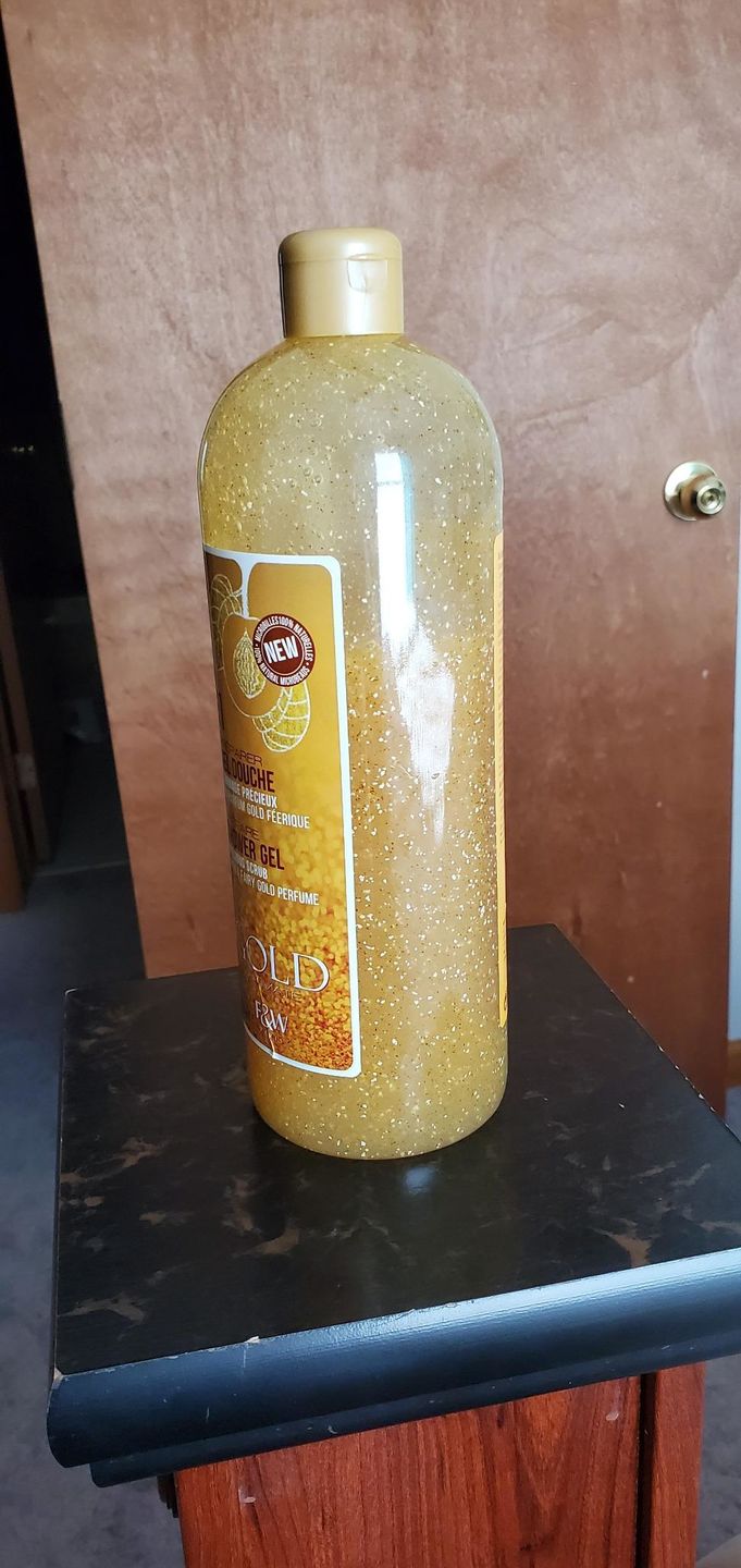 Customer photo review of Fair & White Gold Exfoliating Shower Gel scrub NEW - Invigorates skin - 940ml / 31.8 fl oz
