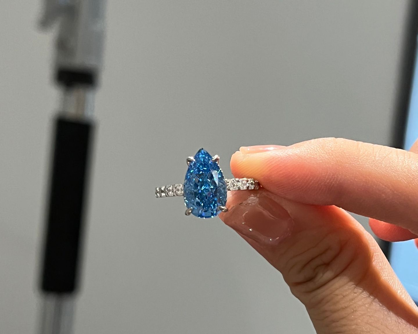 Customer photo review of Louily Unique 3.0 Carat Pear Cut Blue Sapphire Engagement Ring In Sterling Silver